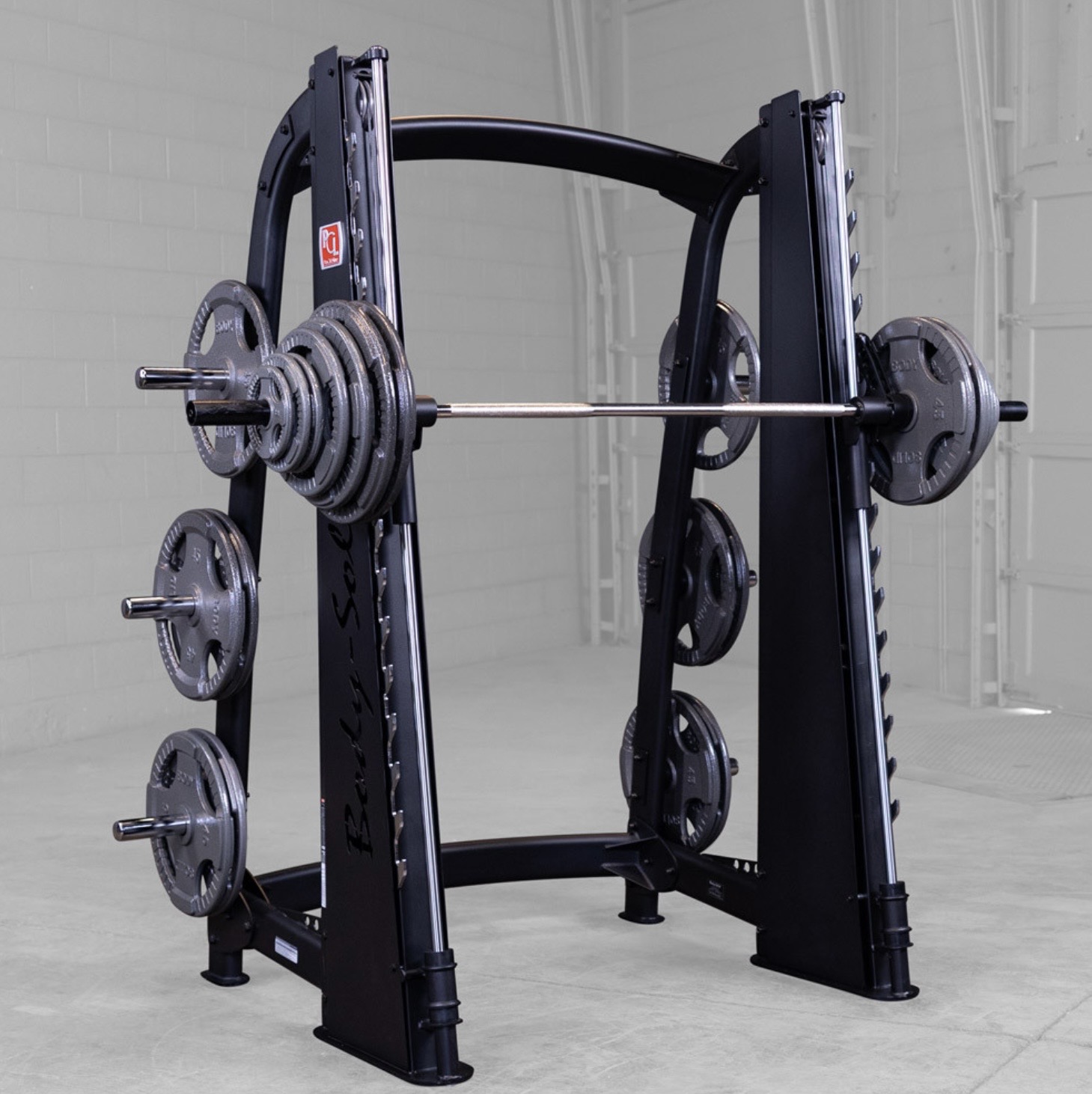 Counter-balanced Smith machine loaded with Olympic plates