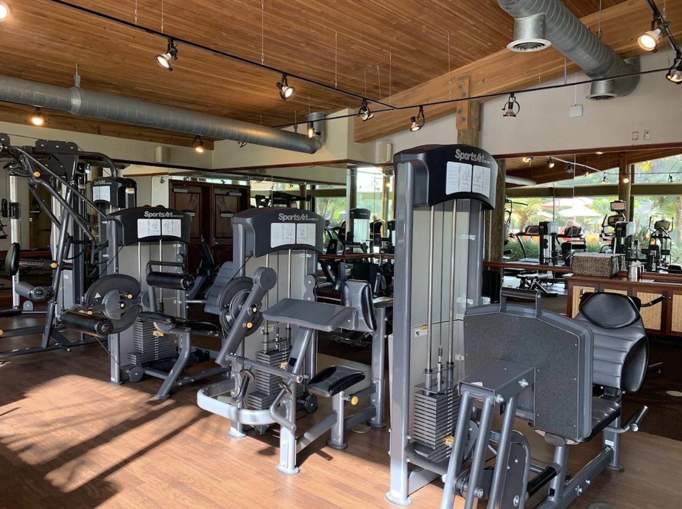 Selectorized strength circuit in a commercial gym